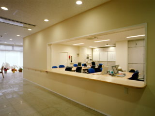 介護施設の受付カウンター。明るく清潔感のある玄関ロビー空間